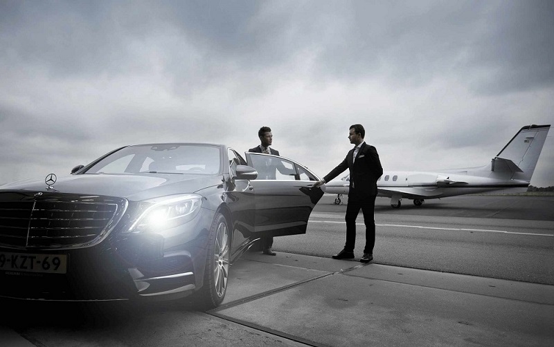Motorista profissional com viatura premium e avião